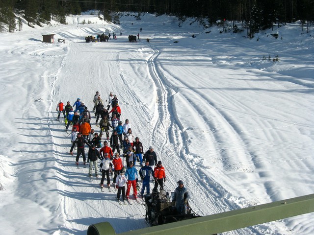 De skiers komen vanaf de Lagazuoi en kunnen dan aan een touw achter de arreslede hun tocht vervolgen tot aan de volgende lift. 